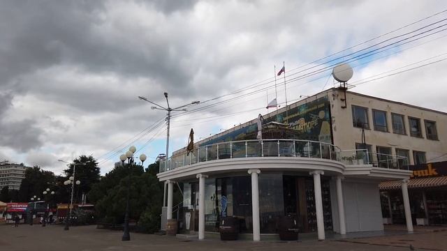 АЛУШТА. БЕЗЛЮДНЫЙ ЦЕНТРАЛЬНЫЙ ПЛЯЖ и НЕПОГОДА. ПРОЙДЁМ и ПОСМОТРИМ. КРЫМ 22.09.2021 смотреть онлайн