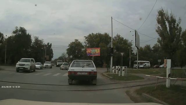 Попытка обгона на перекрестке смотреть онлайн