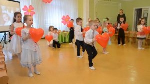 Красивый и трогательный вход на утреннике 8 Марта, разновозрастная группа
