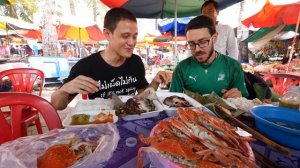 Cambodian Food - LIVE BLUE CRAB (Boiled Right Out of The Ocean) in Kep, Cambodia!