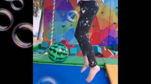 Видео для детей. Даша прыгает на батуте. Video for children. Dasha jumpes on a trampoline