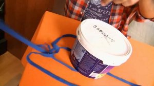 Как перенести банку с краской с помощью веревки