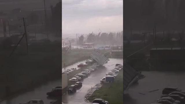 В Энгельсе из-за ветра пострадали десятки автомобилей