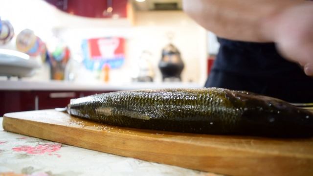 ЖАРЕНАЯ РЫБА НА СКОВОРОДЕ С ЛИМОНОМ И КИНЗОЙ ХАРИУС смотреть онлайн