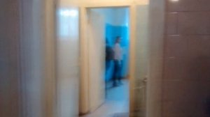 Пацан зашёл в женский туалет