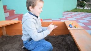 Хот Вилс. Максим ищет машинки в песке. Дети играют в машинки. Песочница.