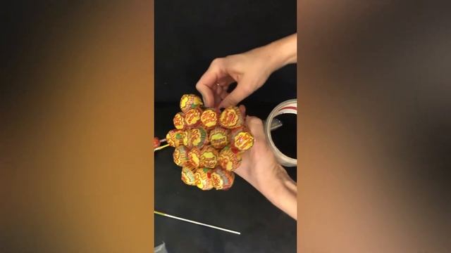 МК для ребёнка!!! Делаем букет из чупа-чупсов!!! смотреть онлайн