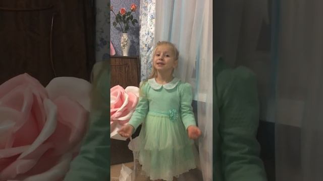 «Мама спит, она устала», Читает Варвара Мещерякова, 6 лет