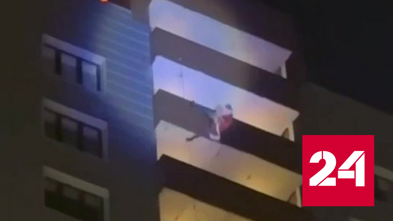 Очевидцы сняли на видео падение альпиниста в костюме Деда Мороза - Россия 24
