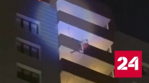 Очевидцы сняли на видео падение альпиниста в костюме Деда Мороза - Россия 24