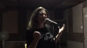 девушка поет песню Фадеева танцы на стекла