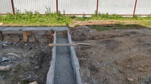 Ленточный фундамент на бурозаливных сваях. Фундамент залит. Опалубка не снята.