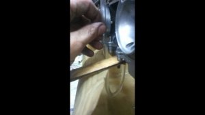 Проверка уровня бензина,в поплавковой камере.