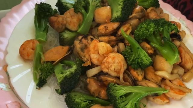 #вкуснаялапша #морепродукты ОЧЕНЬ ВКУСНАЯ ЛАПША фунчоза с морепродуктами. Брокколи. Готовим дома.