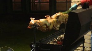 Молочный поросенок на вертеле приготовление видео | Заказать молочного поросенка в Москве