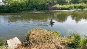 ДЕРЕВЕНСКИЙ ПАРЕНЬ ВМЕСТО БАНИ И ДУША КУПАЕТСЯ НА РЕЧКЕ
