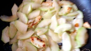 Кабачки тушёные с  горошком