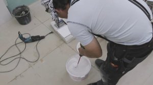 Как приклеить плитку на старую плитку: вариант 1