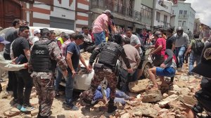 Стены домов сыпались на головы людей. Жуткое землетрясение произошло в Эквадоре