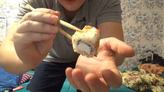 Пробую еду из Якитории / Горячие роллы / Яки сякэ рору смотреть онлайн