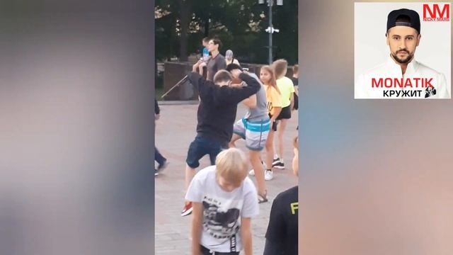 Серёга танцует под MONATIK "Кружит"! смотреть онлайн