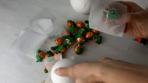 Новогодняя игрушка из конфет Шар из конфет Мастер класс