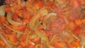 Картофель, тушенный со свининой и помидорами
