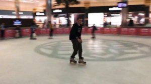 Ice skating. Дети катаются на коньках