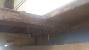 Дачный домик на винтовых сваях, замена нижней обвязки каркасного дома и частично замена лаг пола.