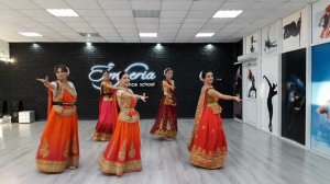 Харинамные танцы.ДВИЖЕНИЕ 6. Гопи украшают волосы цветами.