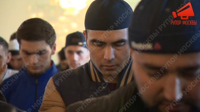 Мусульмане празднуют Уразу-байрам в Московской соборной мечети