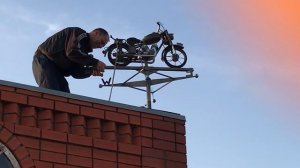Флюгер мотоцикл, установка на крышу дома!