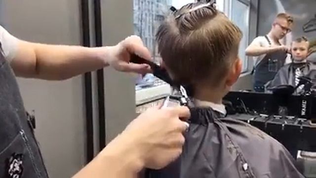 Парикмахер в работе Стилист Владислав Широков смотреть онлайн