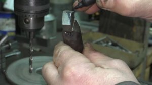 Как высверлить заломанный метчик