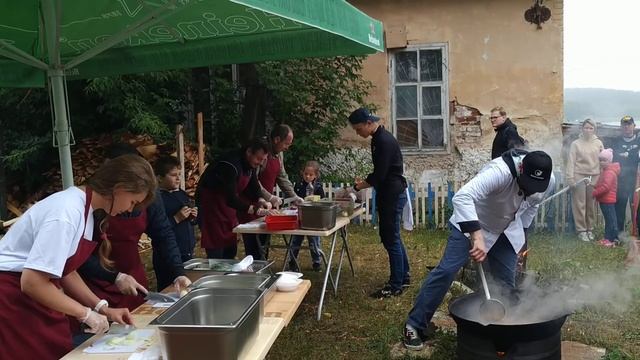 Глава готовит жаркое из кролика на День города