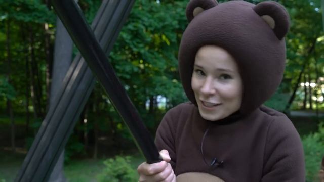 Маленькая Вера и Медведь играют на детской площадке