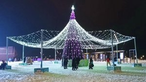 Магнитогорск, новогодний парк Притяжение с гирляндами и ёлкой, улица Советская (04.01.2023)