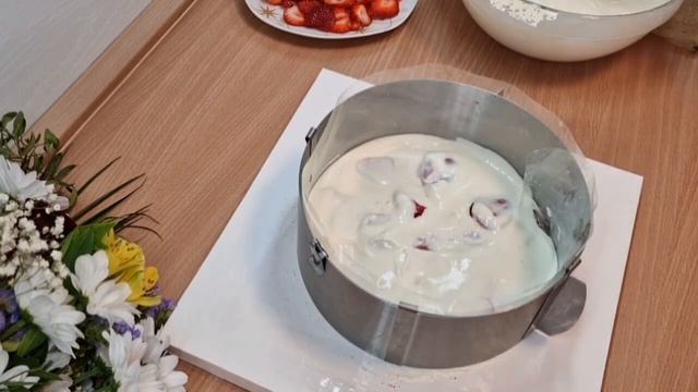 Популярный торт,,Молочная девочка с клубникой ",рецепт. Торт который тает в во рту!