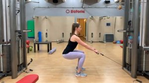 Приседания в кроссовере: как накачать ягодицы без нагрузки на спину