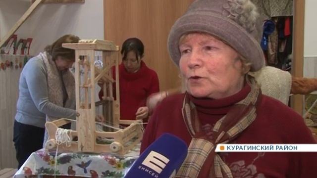Ученики школы под Курагино после уроков учатся резьбе по дереву и ткачеству смотреть онлайн