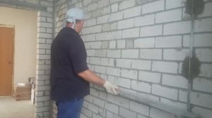 Каморка Папы Карло. Штукатурка стены известковым раствором.