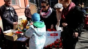 Окропление водой куличей и яиц в храме на Орбели, Пасха 2014