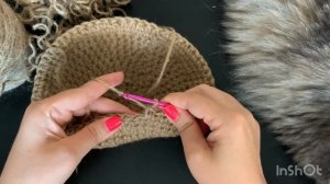 Вяжем крючком в раскол, или узор галочки.