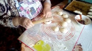 Лепим  пирожки с повидлом из сдобного теста.