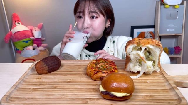 제주 빵짓는집 쌀로 만든 여러가지 쌀빵 디저트 먹방 Dessert Mukbang смотреть онлайн