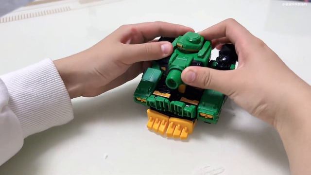 妈妈送托宝战士银河侦探，涵涵高兴的爱不释手，炫酷又解压 смотреть онлайн