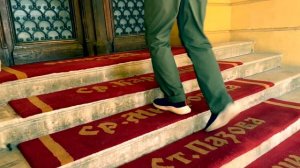 Спуск и подъём по ступенькам с правильной нагрузкой на коленный сустав