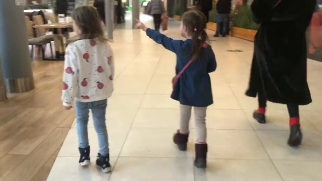 Аня и Ксюша идут в кино на «Конек-горбунок» смотреть онлайн