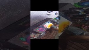 Художник рисует картины баллончиком с краской