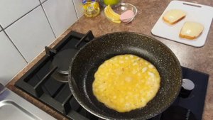 Быстрый перекус. Что можно приготовить на скорую руку. Жареная булка с яйцом и начинкой за 5 минут